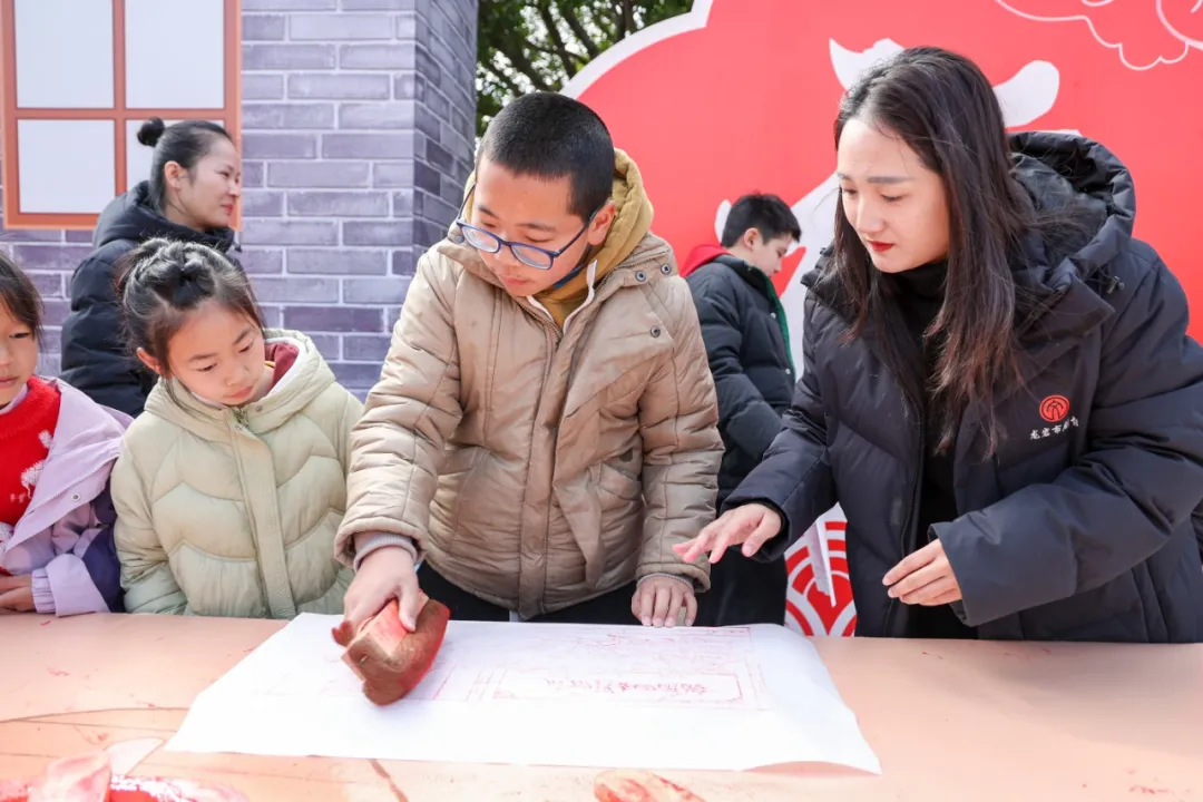 市民進行民俗體驗.jpg