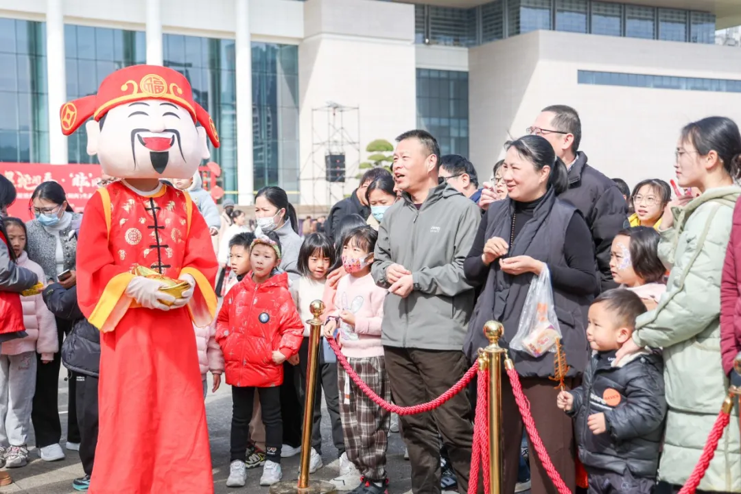 市民進行互動體驗.jpg